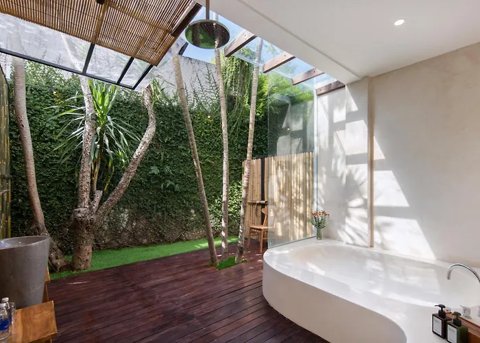 Huge Villa, 7 Bedr Pool Villa, Near & Clubs