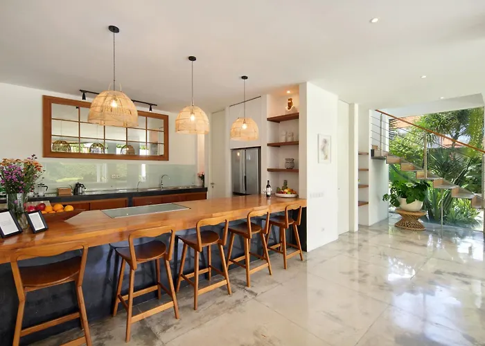 Huge Villa, 7 Bedr Pool Villa, Near & Clubs